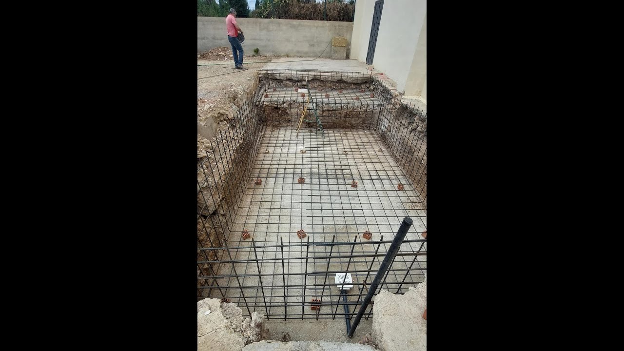 Montaje de hierro de una piscina encofrado