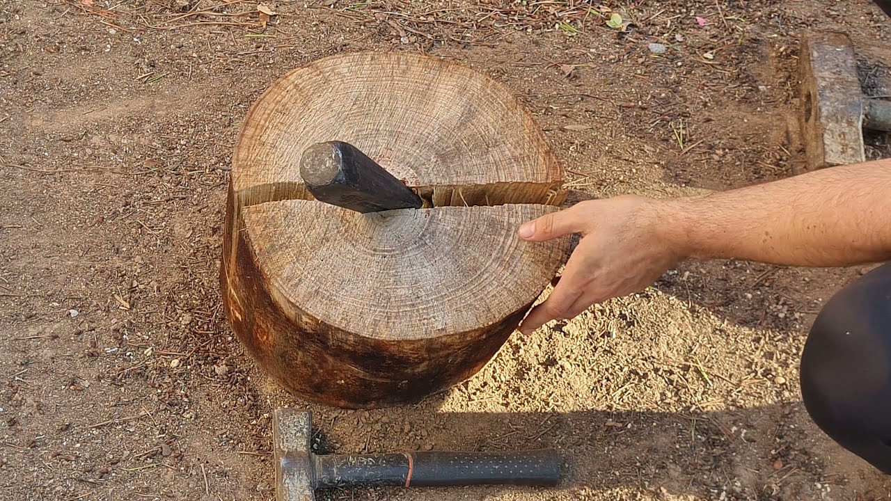 Cortar troncos con una cuña / Cortar madera / Leña