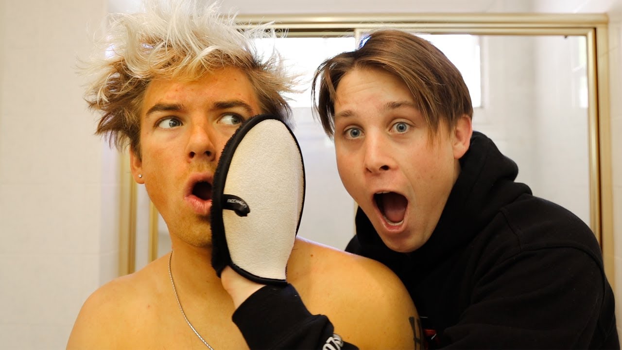 BEST FRIENDS USE SPRAY TAN FOR FIRST TIME!!