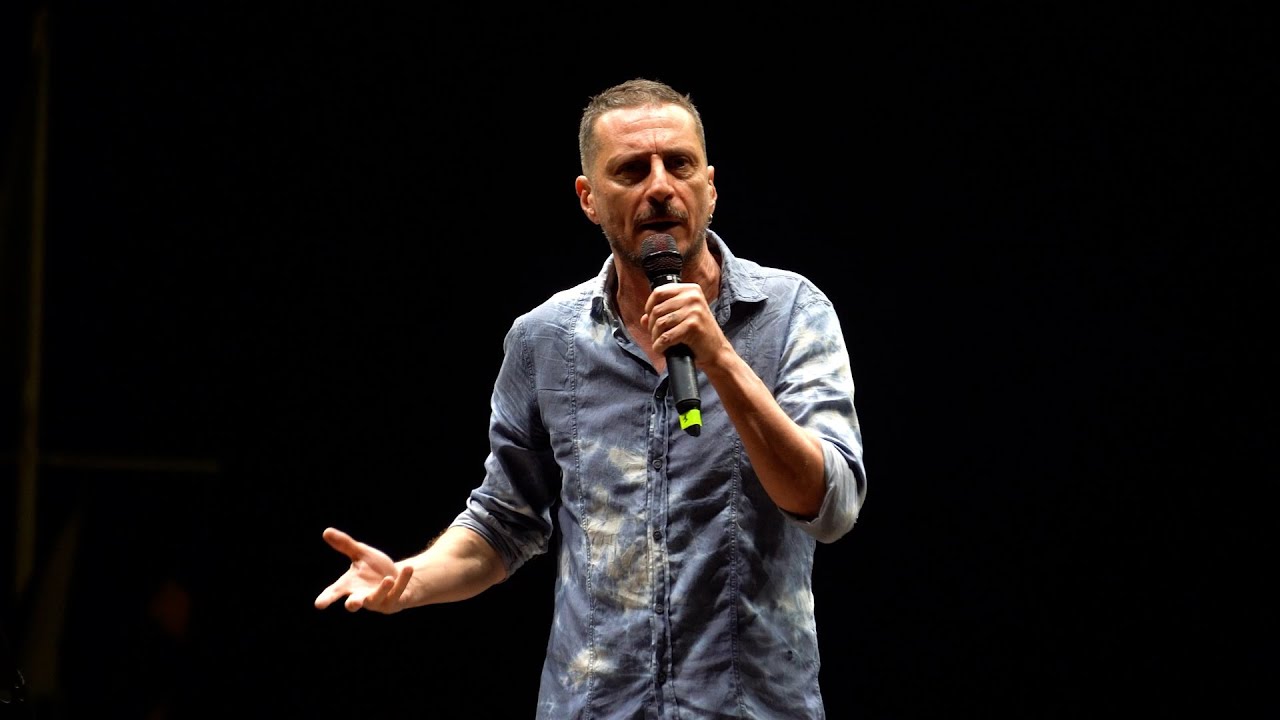 La satira pungente di Luca Bizzarri conquista Viareggio