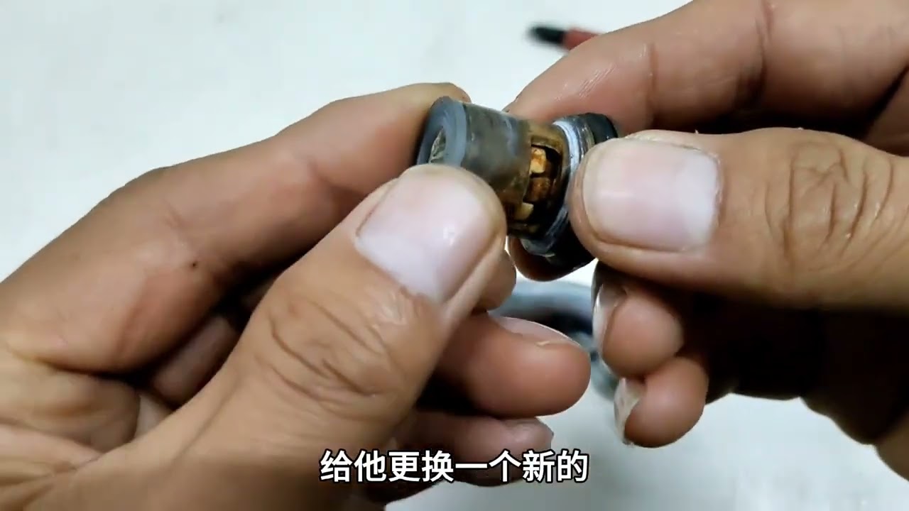 家里的水龙头漏水渗水怎么办？师傅教我一招，不花一分钱立马修好 #技术分享 #水龙头漏水维修方法 #水龙头漏水阀芯更换 #每天跟我涨知识 #分享生活小技巧