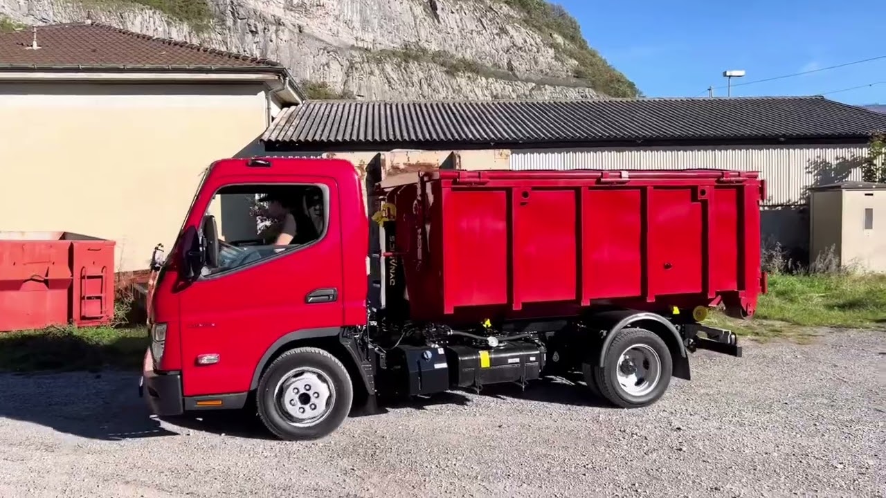 Nouveau Fuso Canter 2023 qui bascule