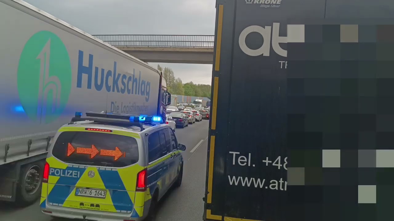 Autobahn gesperrt, Gegenfahrbahn befahrbar, Stau. Stehender Verkehr. Rettungsgasse   Einsatzkr&auml;fte.