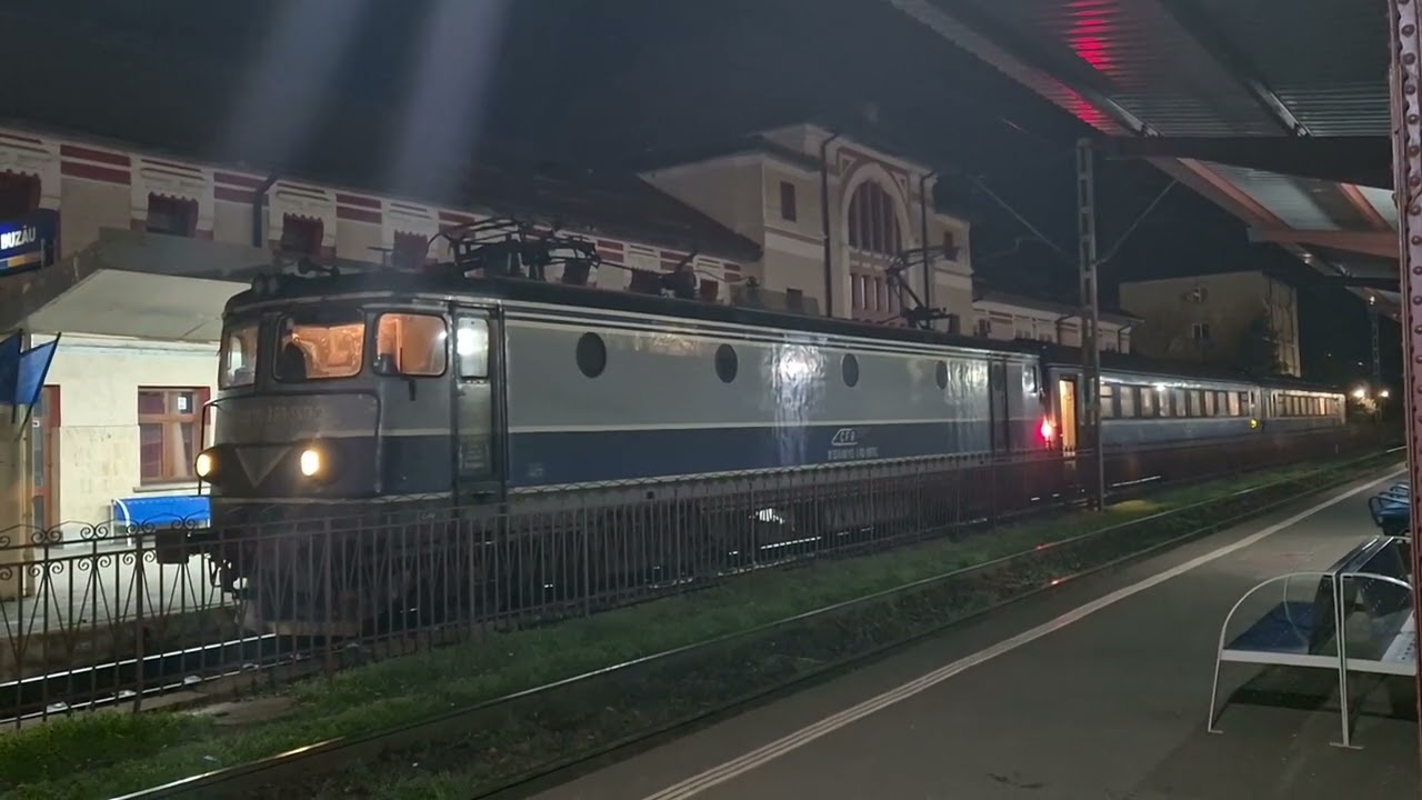 Activitate feroviara de noapte in gara Buzau / Night rail activity in Buzau rail station, RO