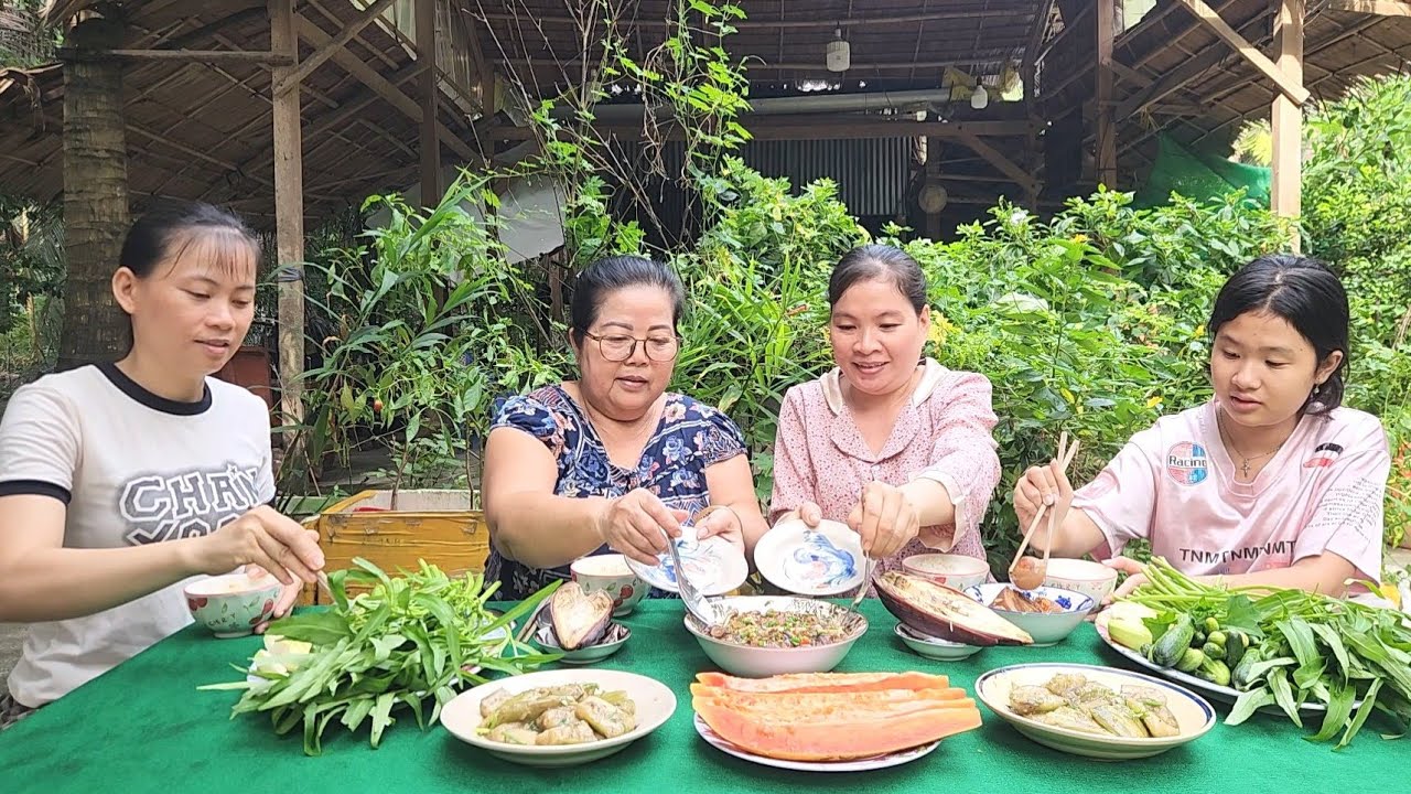 Thấy Phát Thèm với Tô Mắm Lóc Chưng Thịt Ba Rọi Chấm Dưa Leo Chuối Chát | TKQ & Family T 2193