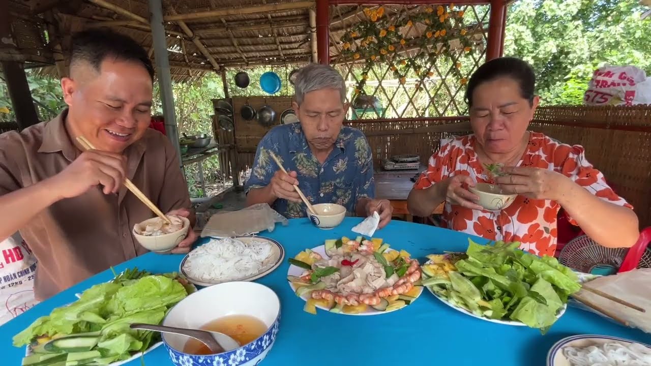 Ngồi vào bữa ăn mà lòng nhiều suy nghĩ, Phương muốn nói đôi lời