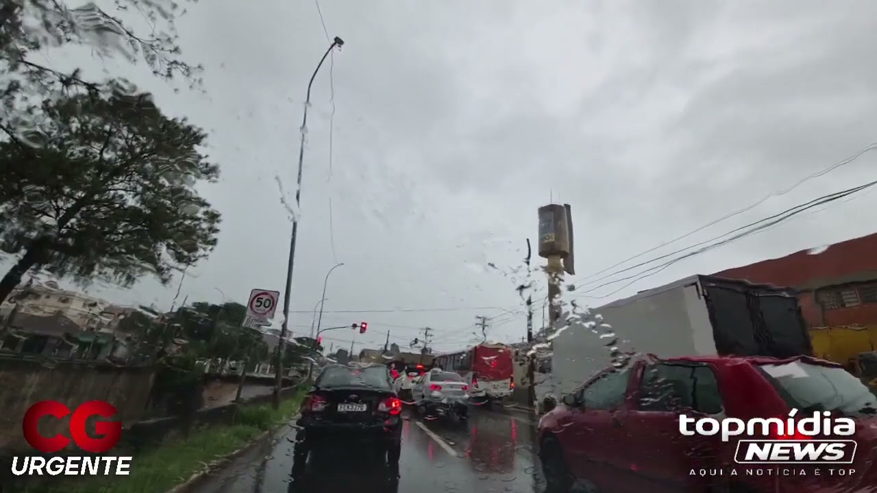 Chuva faz 'anoitecer' em plena manhã em Campo Grande