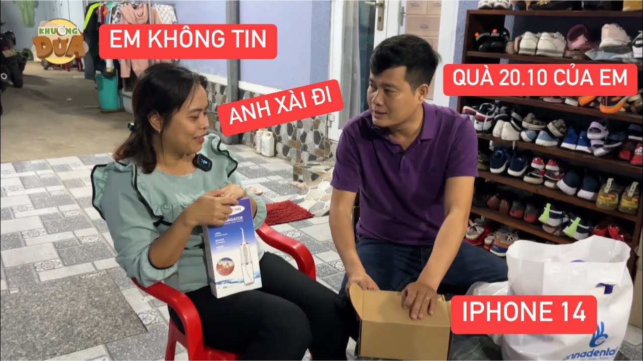 Nhận quà 20.10 là một chiếc IPhone 14 mà bà xã Khương Dừa không tin, kêu Khương Dừa giữ xài