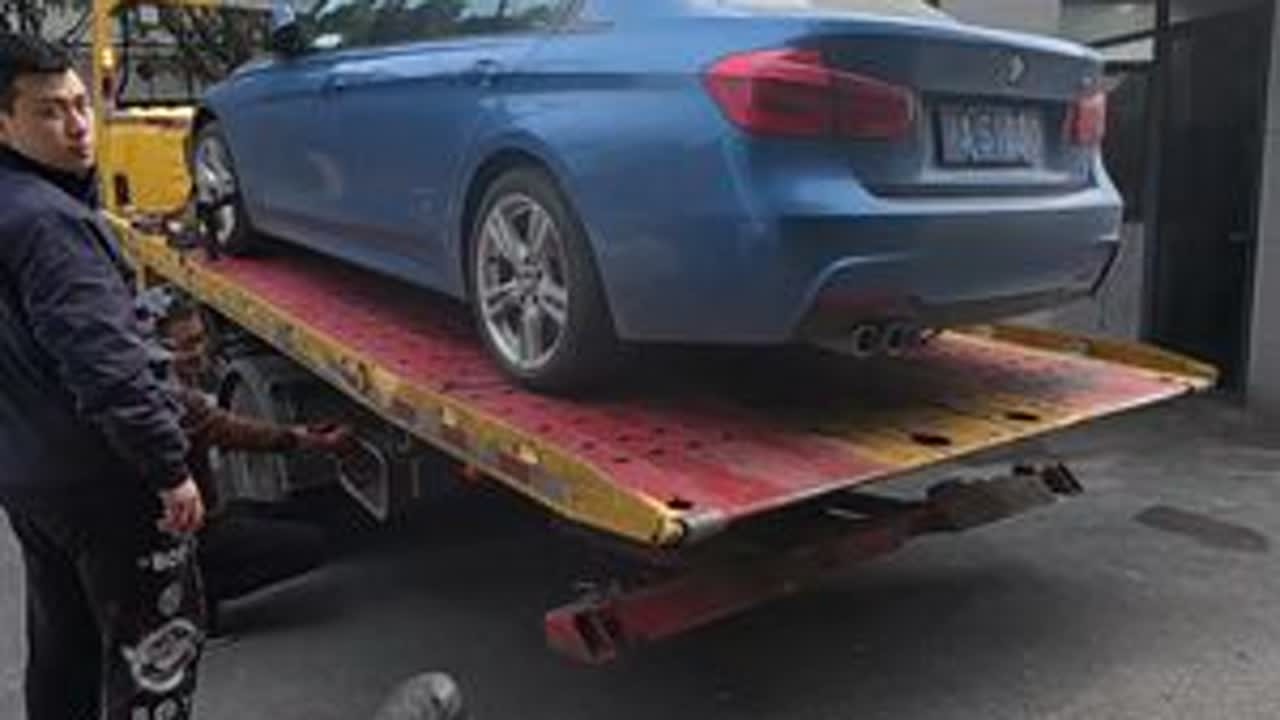 宝马3系B48漏水 第一视角维修宝马3系B48漏水三件套 机油格底座 缸体水管接头 水泵总成#第一视角 #撸车日常 #b48漏水 #宝马3 #宝马专修