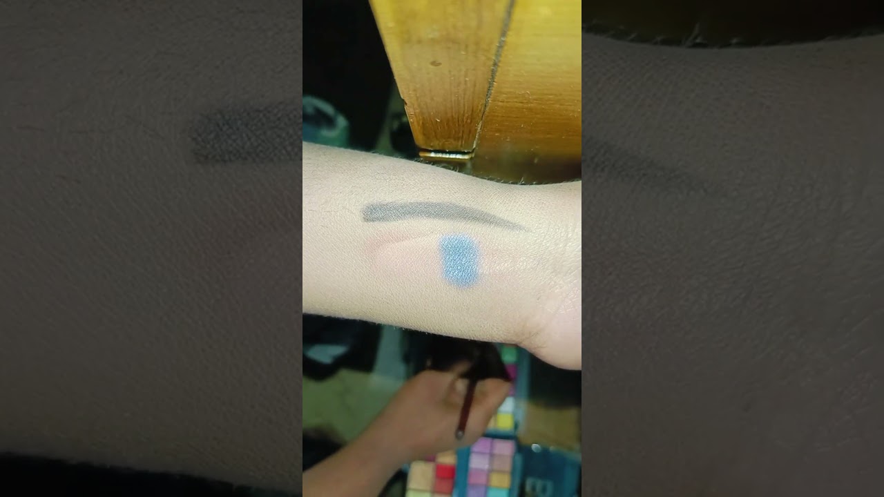 Cut crease blue eye makeup. 