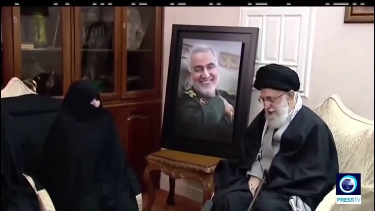 المرشد الإيراني علي خامنئي يزور منزل قاسم سليماني ويعزي عائلته