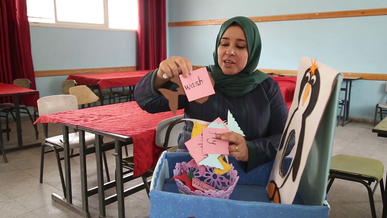 المعلمة نجلاء ياسين تقدم درس في مادة اللغة الإنجليزية بطريقة التعلم النشط