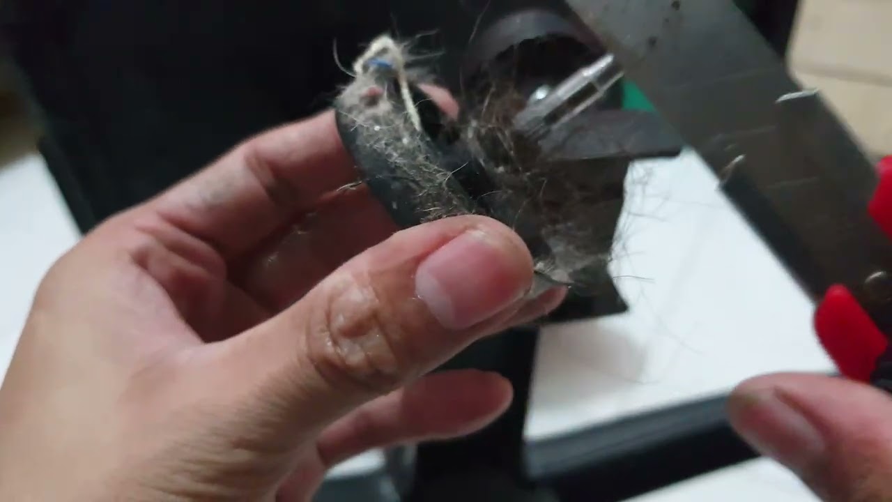 Cara membersihkan roda kursi gaming , kursi kantor dari debu dan rambut