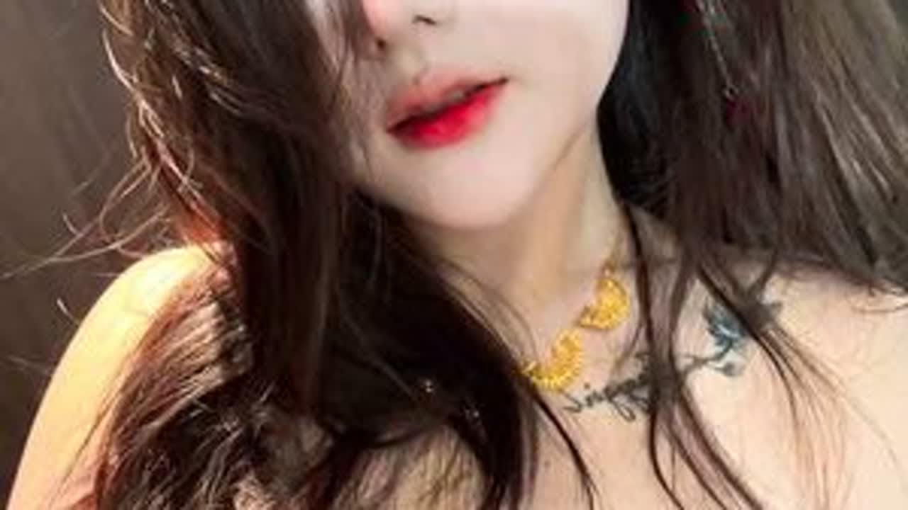 宝宝们5分钟冷美人妆来啦嘿嘿，底妆都是一个步骤哦，要更详细的看往期视频啦！新发色应该是巧克力色哦，灯光下更明显，暗处偏深嘿嘿，每天晚上10点直播，姐妹们那里不懂的随时问我哦，希望大家美美哒！#...