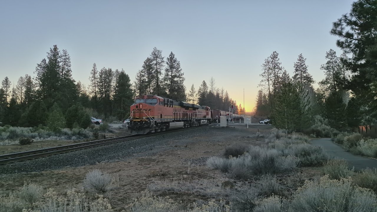 BNSF 7255 on the Oregon trunk sub in a breathtaking sunset with a MRL SD70ACE!