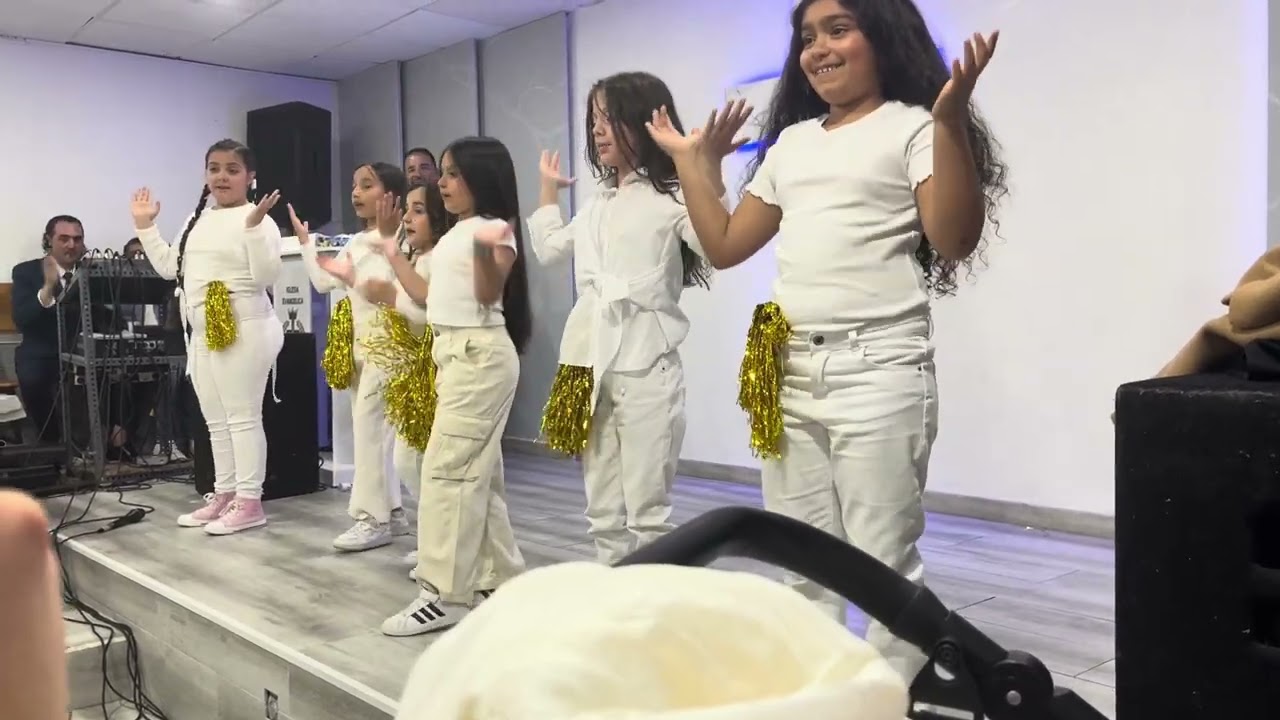 Danza “tal vez un día de abril” iglesia vuelta del rey, Valladolid niñas pequeñas.