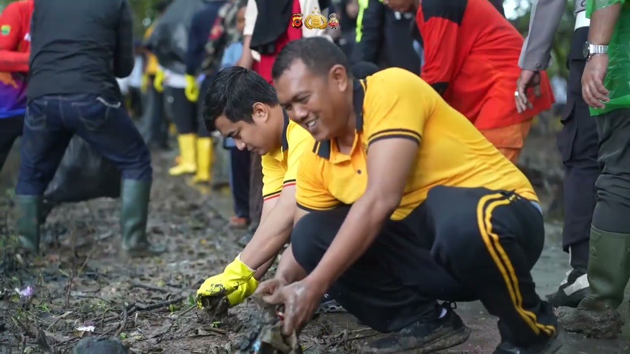 KAPOLRES KARAWANG BERSAMA FORKOPIMDA MEMBERSIHKAN PANTAI TENGKOLAK