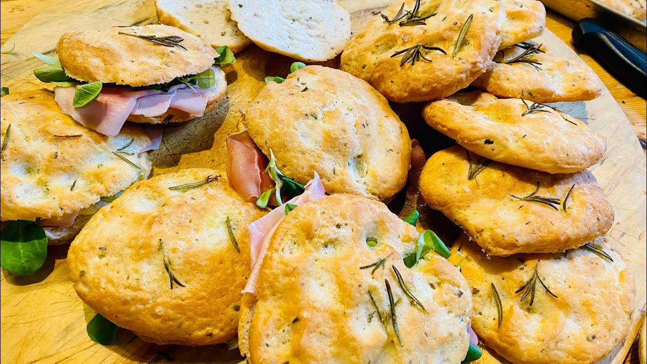 Focaccine al rosmarino gluten-free. Ottime da farcire e facilissime da fare ￼