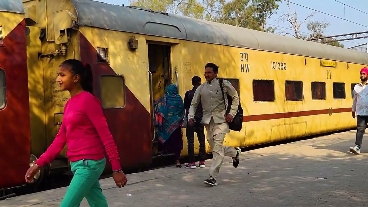 दिल्ली के नांगलोई रेलवे स्टेशन की एक झलक || Nangloi to New Delhi Railway Station #railway