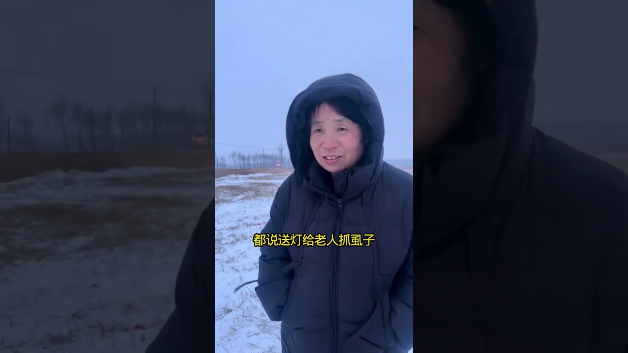 On the Lantern Festival I accompanied my parents to deliver lanterns to my grandparents. I