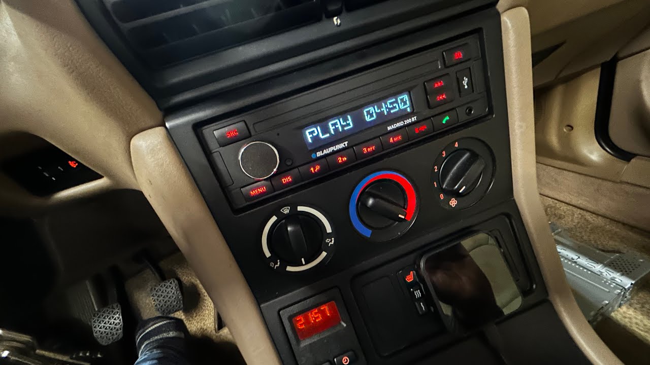 BMW Z3 Magsafe Handyhalter und Retro-Autoradio Blaupunkt Madrid 200 bluetooth Einbau