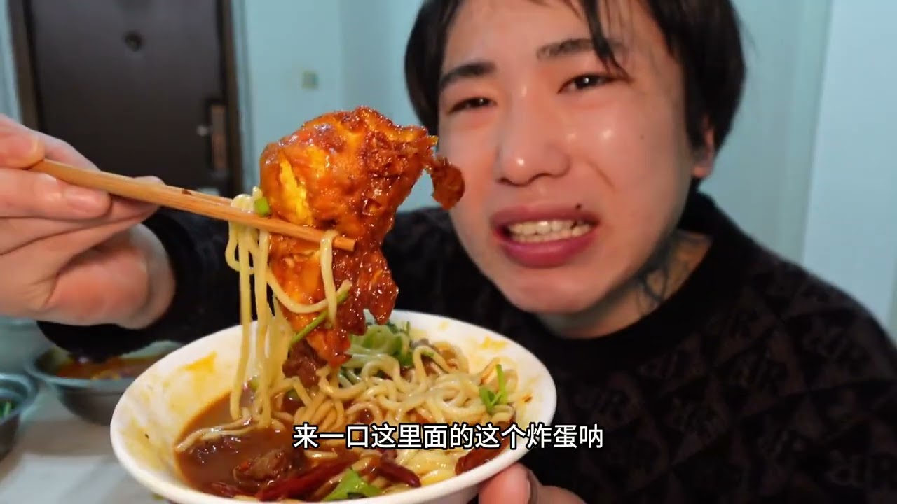 小伙生病了  出租屋自己做一锅香辣牛肉面  美美地吃上一顿 太香啦