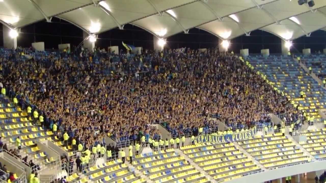 Galeria echipei Petrolul Ploiesti la meciul impotriva echipei Steaua Bucuresti 22.04.2013