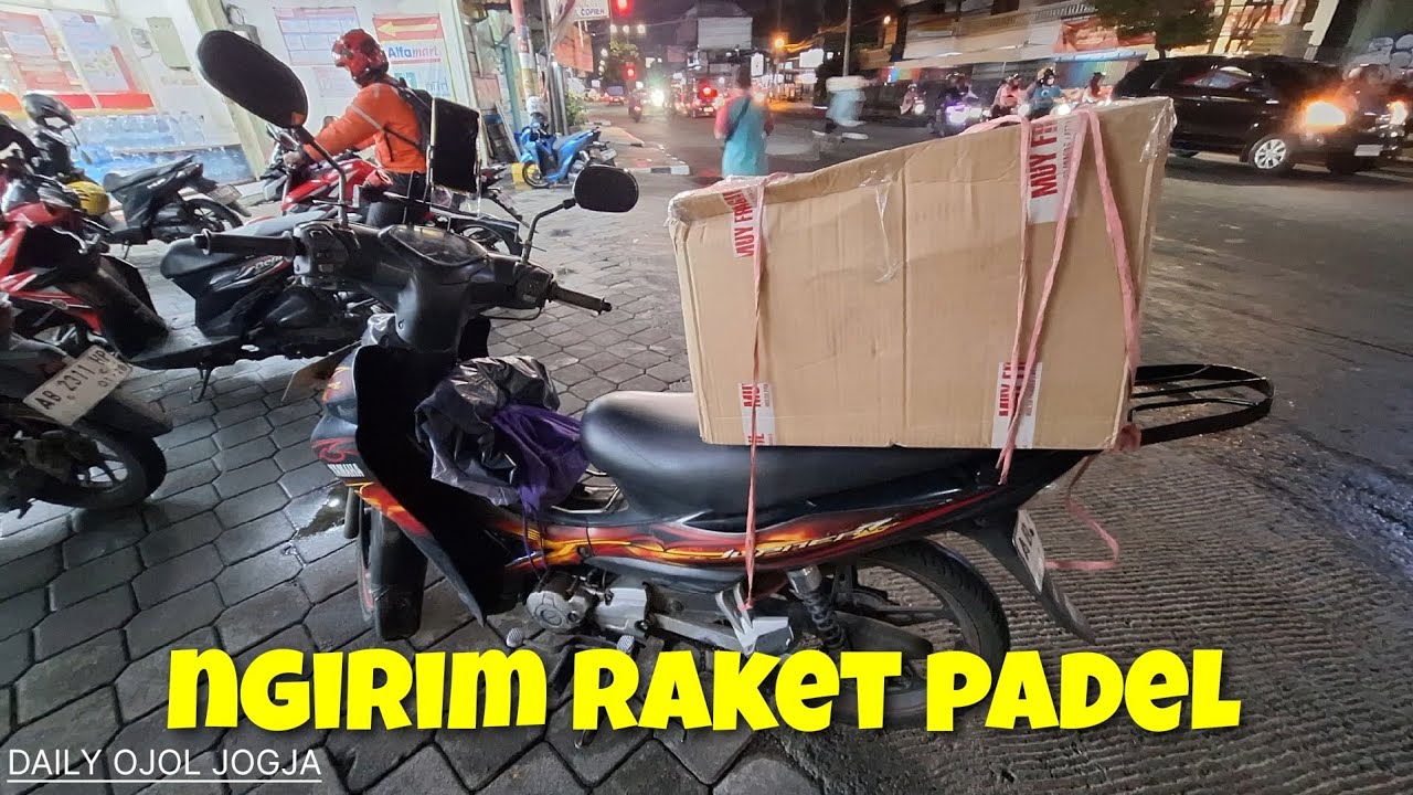 Ngirim Raket Padel