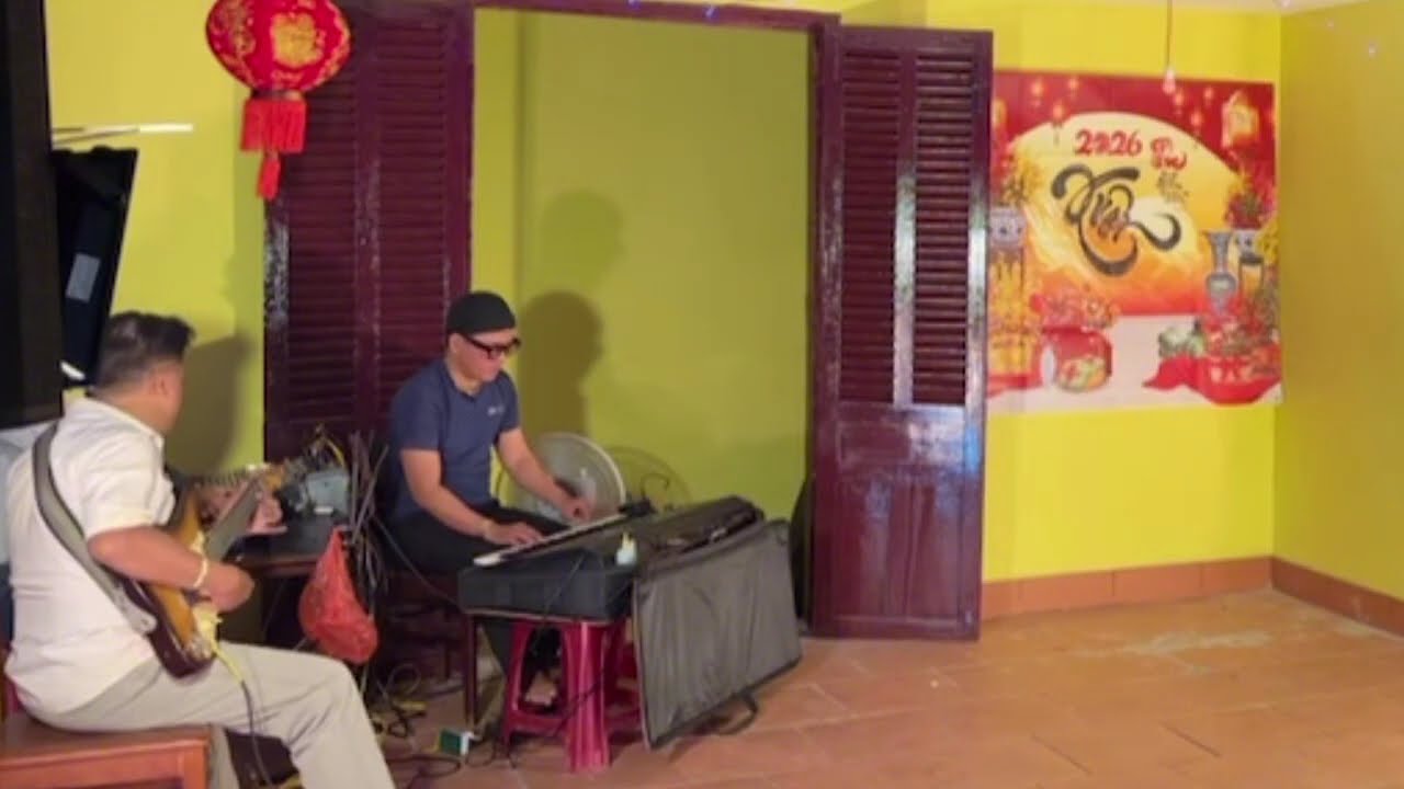 Chờ ns hát hai anh em đàn dày bài chơi.