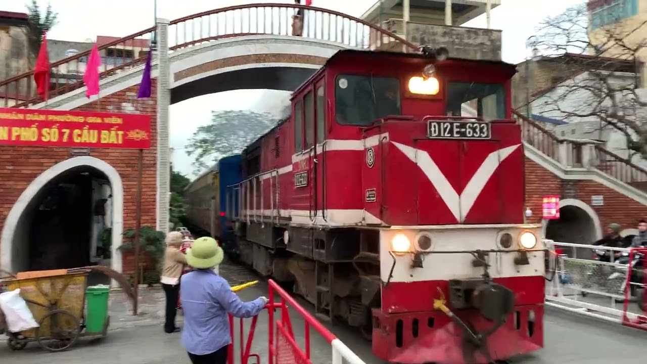 Đầu máy Đ12E - 633 kéo tàu HP16 qua chắn Cầu Đất 5/2/2026