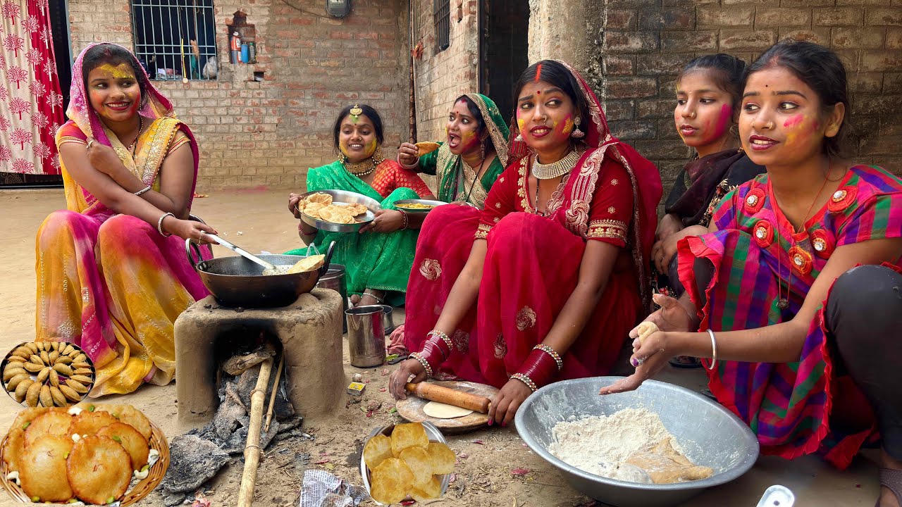 होली के दिन पूरा परिवार एक साथ मिल जुलकर कैसे पूआ पूरी बनाते खाते हैं।kiran singh! 