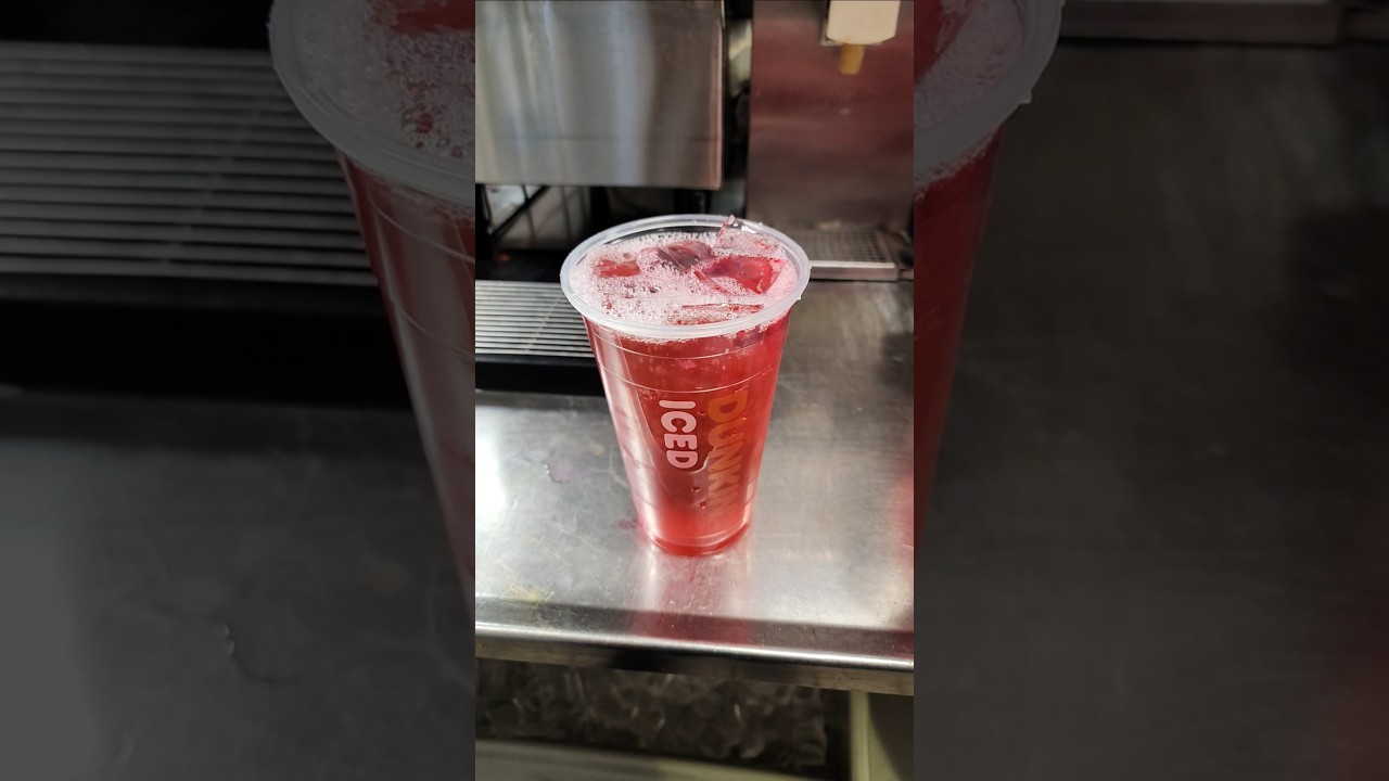 Dunkin Donuts "Клубничный освежающий напиток со вкусом драконьего фрукта 