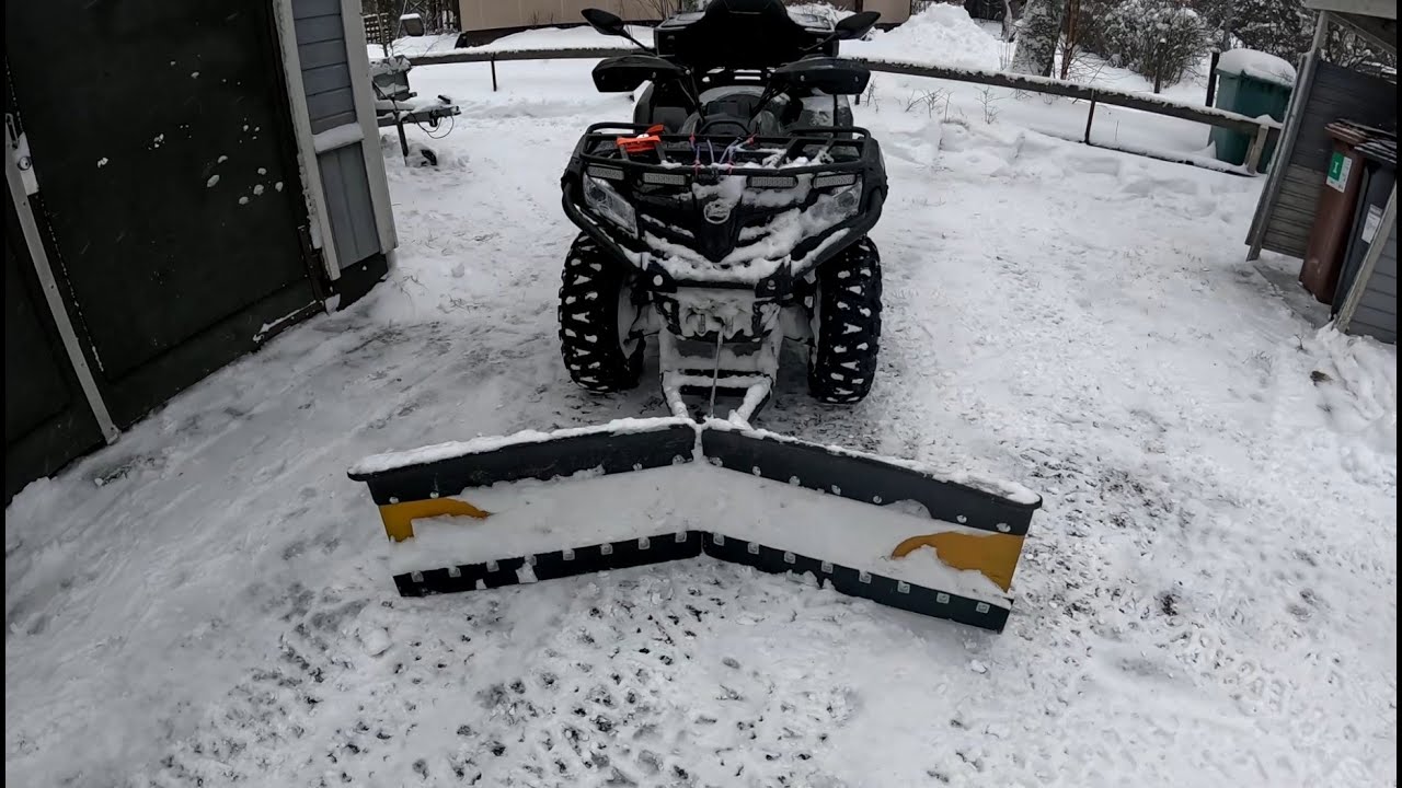Mönkkärillä lumitöitä kaupungissa