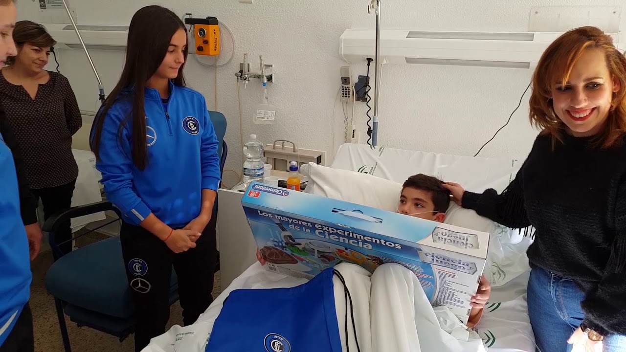 El Inter Jaén vuelve a regalar sonrisas y juguetes a los niños ingresados en el Materno-Infantil.
