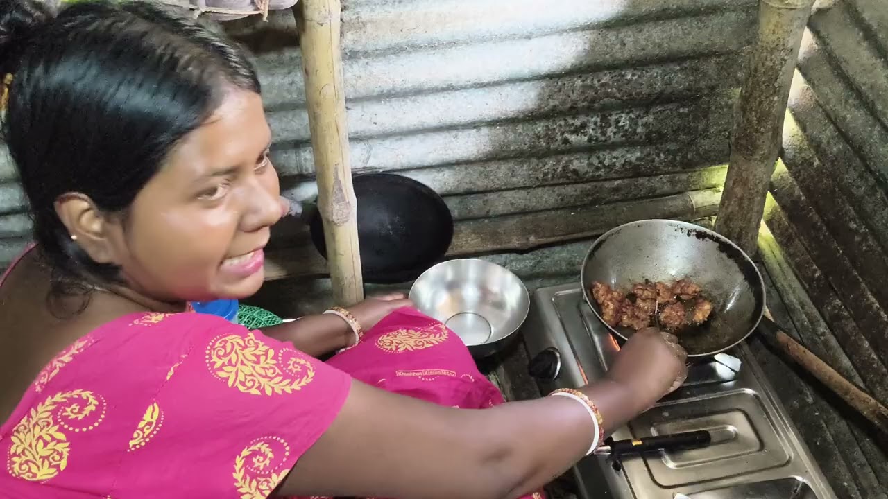 সবাইকে জানাই হ্যাপি হোলি বাইরে বসে চিকেন কসাচ্ছি//
