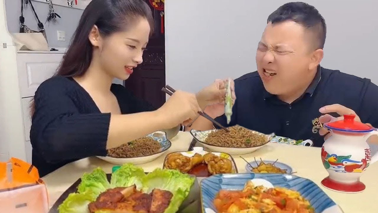 Couple food:My gluttonous husband steals meat. I'll squeeze some mustard on him.