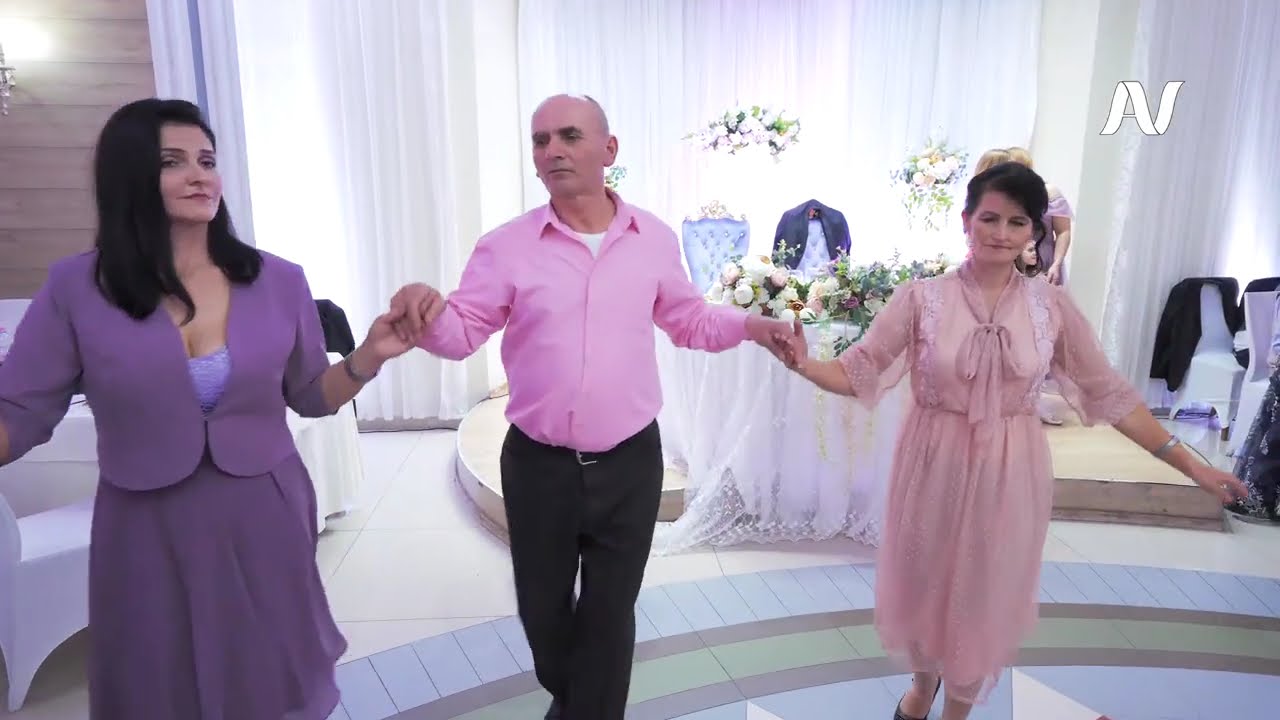 KRUSHQIT NË VALLE BASHKË ME ÇIFTIN