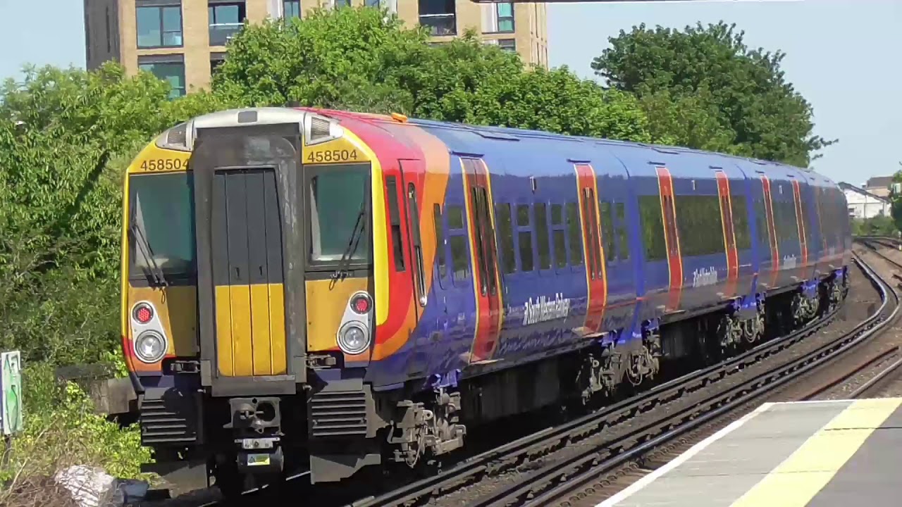 Trains at: Wandsworth Town - W-R Line - 19/5/18
