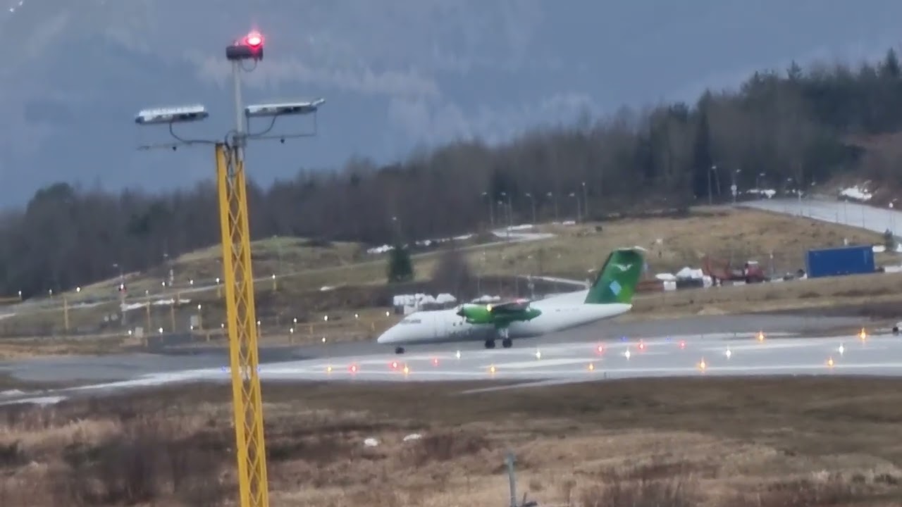 Widerøe tar av fra Ørsta Volda Lufthavn Hovden