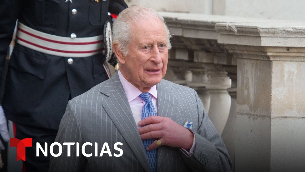 El rey Carlos III fue visto en público en Londres tras un ingreso hospitalario | Noticias Telemundo