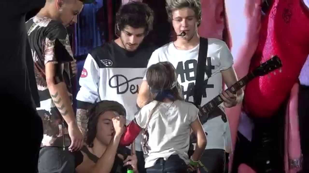 One Direction Signs Girls Cast in Chicago 8-30