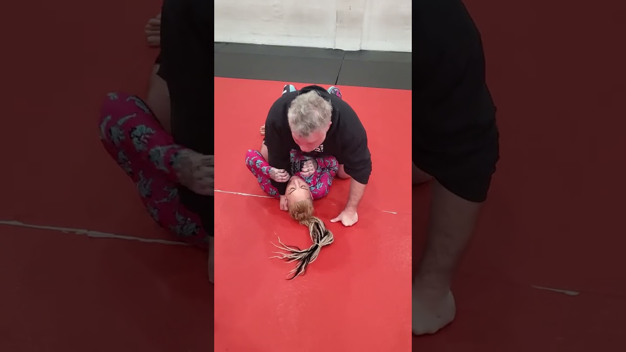 Rob Kahn teaching s mount armbar from mount