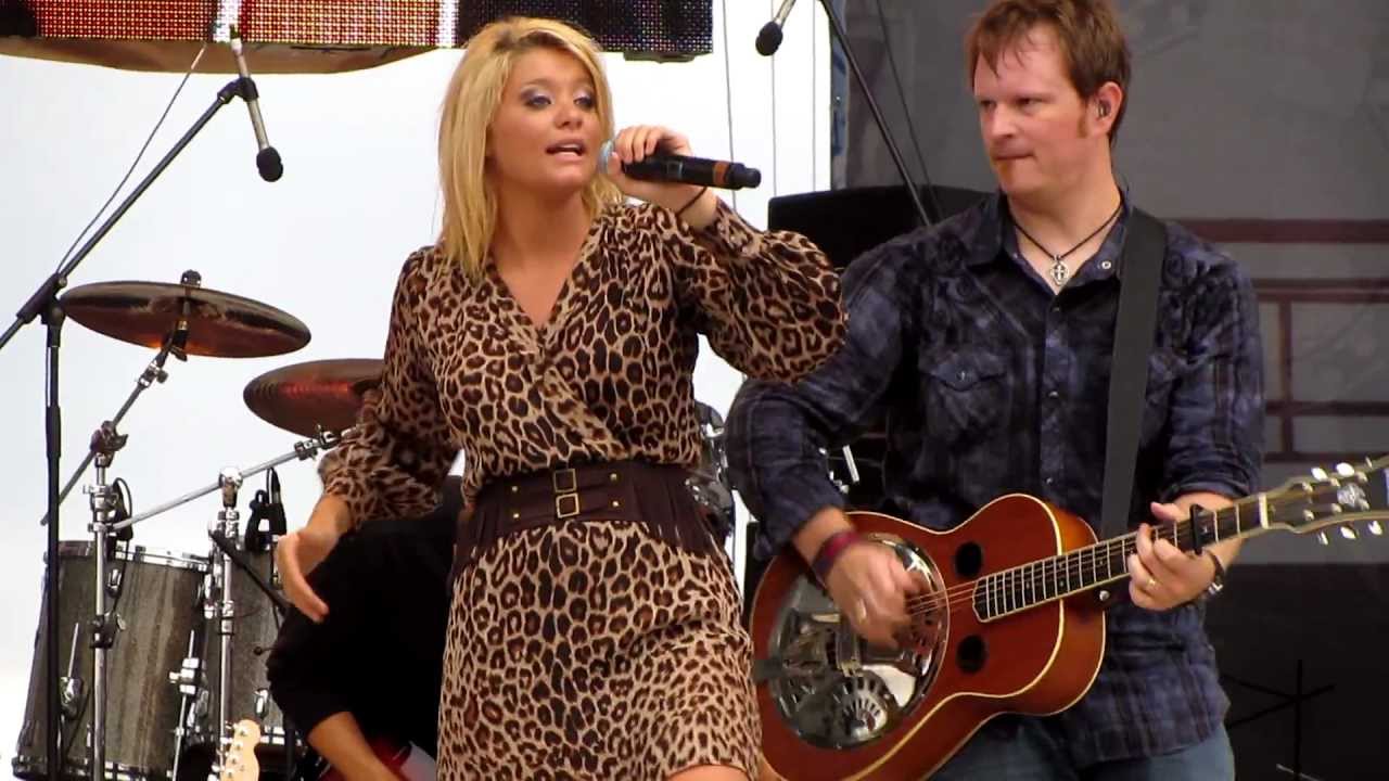 Lauren Alaina covering Sugarland at Cavendish Beach 2012