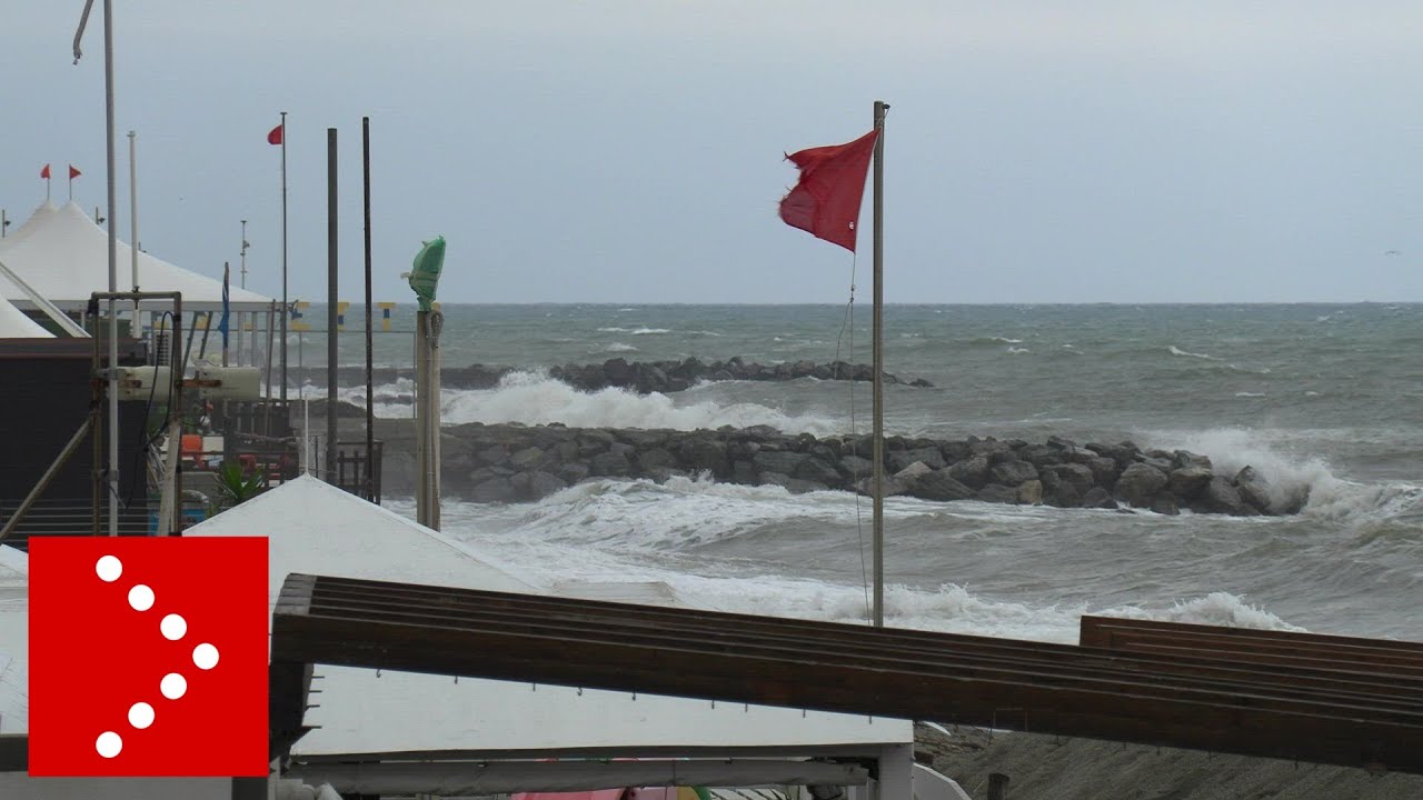 Allerta rossa sulla Liguria, soffia forte lo scirocco: mare agitato