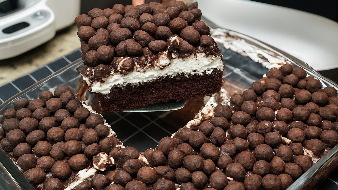 This cool chocolate cake has a really exciting taste.👅😍😋