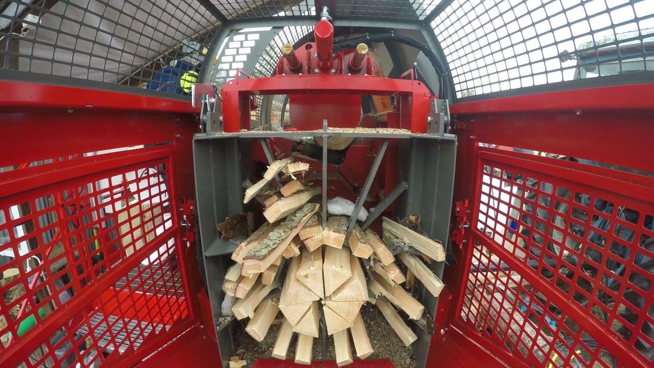 Polttopuuntekoa Hakki Pilke 55 Pro Klapikoneella. Hakki Pilke 55 Pro firewood processor
