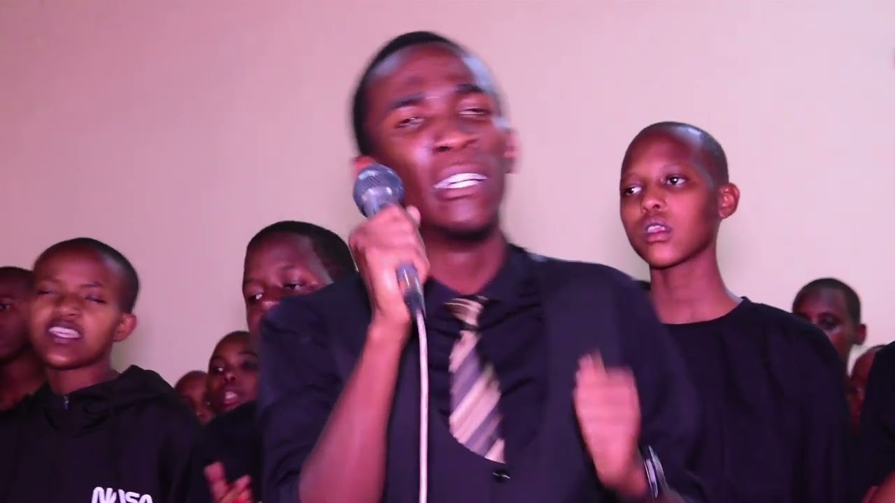 Igiterane gisoza igihembwe byari ibyishimo bivanze n'amarira 😭😭😭 hamwe na  chorale alliance