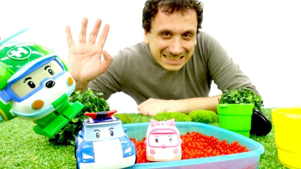 Giocattoli all' asilo. Robocar Poli giocattoli. Giochi per bambini