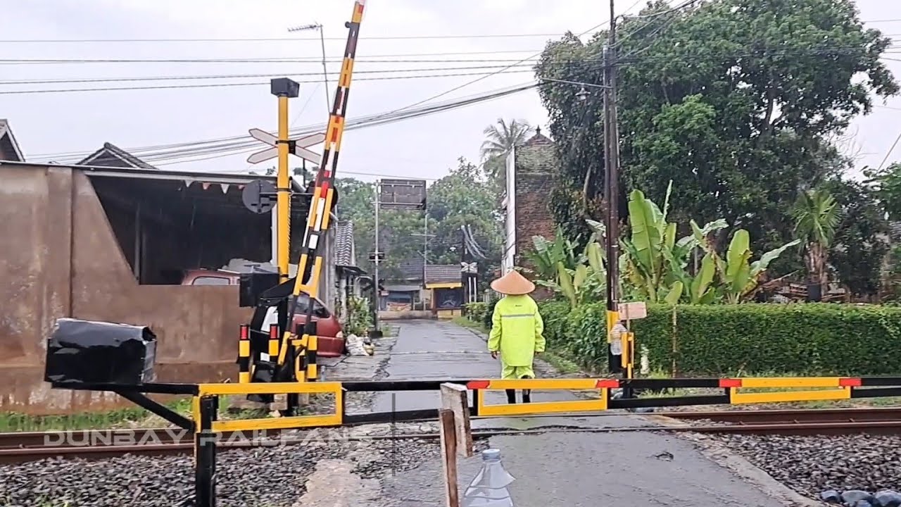 RAILROAD CROSSING 3 PALANG PERLINTASAN KERETA API BARU DI MALANG SELATAN