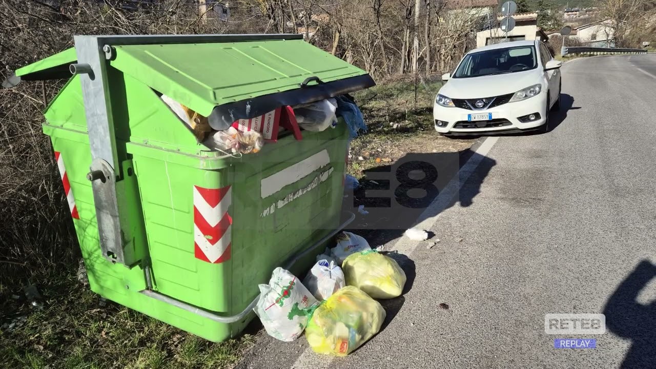 L’Aquila - In Consiglio comunale con la spazzatura